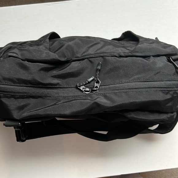 Eddie Bauer Black crossbody Workout Bag NWOT - Picture 15 of 15